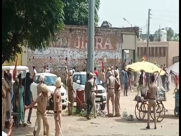 प्रदर्शकारियों पर पत्थर बरसाती पुलिस।