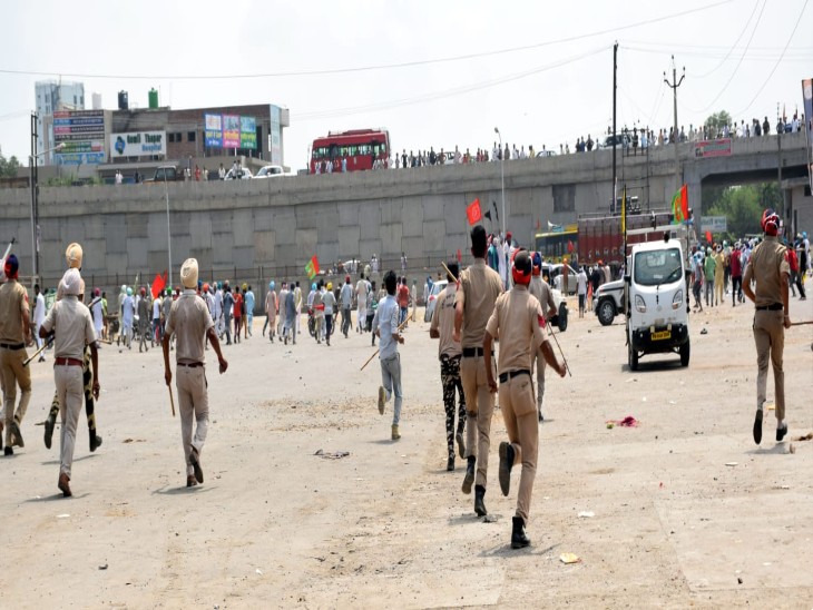 मोगा में प्रदर्शकारियों को खदेड़ते पुलिस के जवान। - Dainik Bhaskar