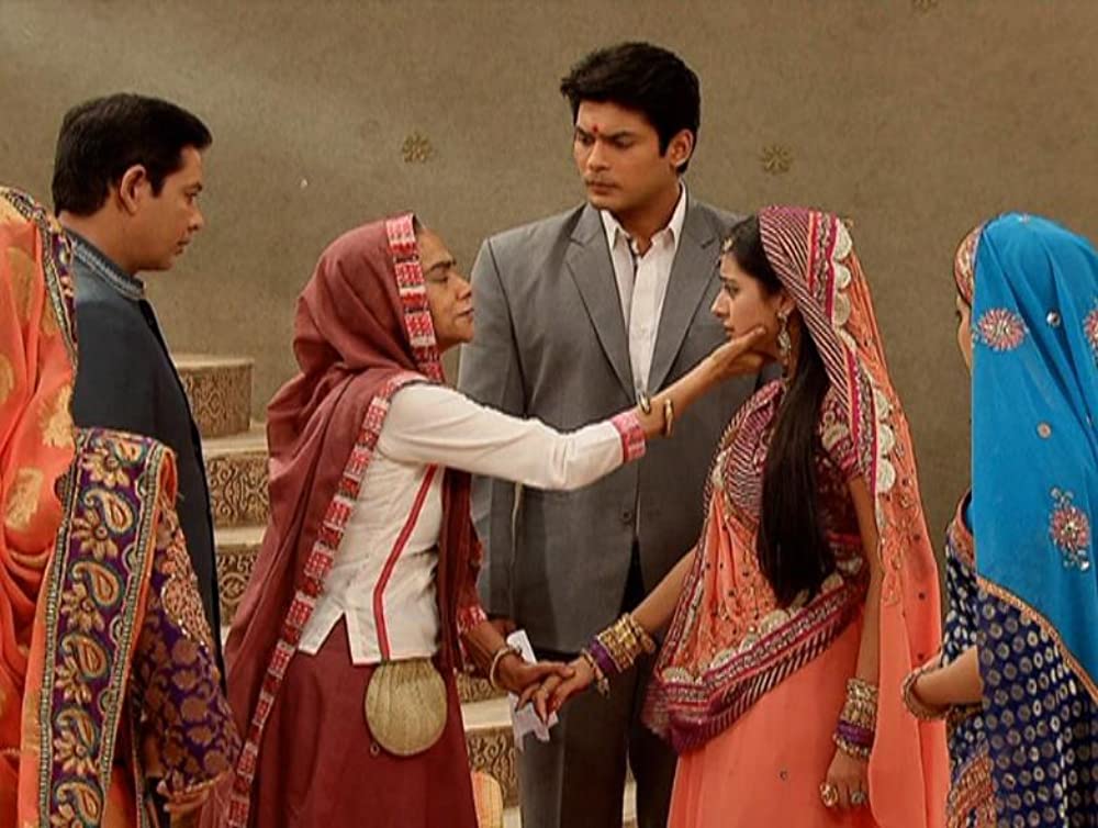 फोटो टीवी शो बालिका वधु के सेट की है। शो के तीन अहम किरदार दादी सा यानी सुरेखा सीकरी (बाएं), शिव यानी सिद्धार्थ शुक्ला और आनंदी यानी प्रत्यूषा बनर्जी अब इस दुनिया में नहीं हैं।