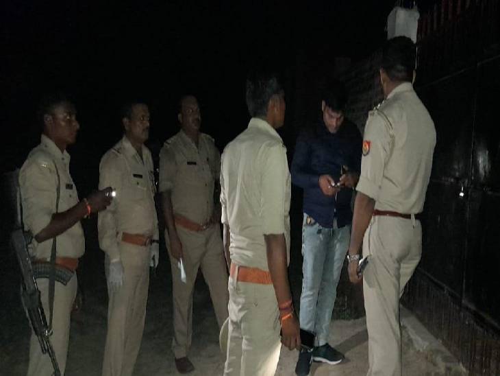 घटना स्थल पर जांच करती पुलिस टीम।