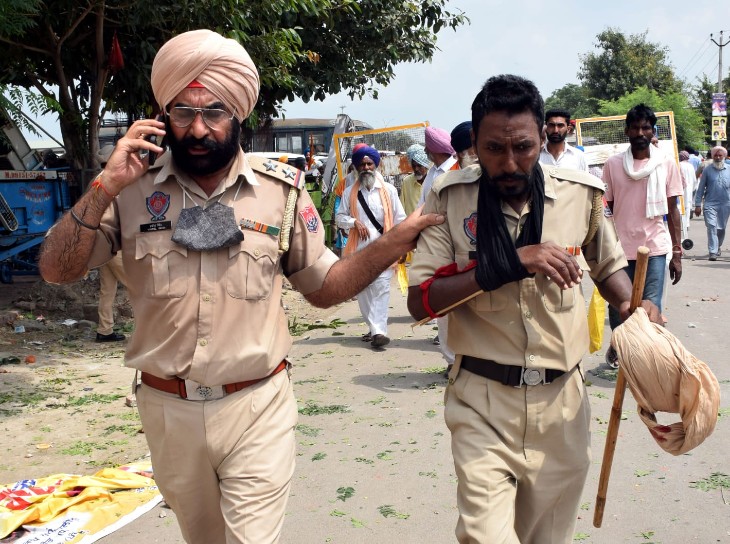 पत्थरबाजी में कुछ पुलिस मुलाजिम चोटिल हो गए।