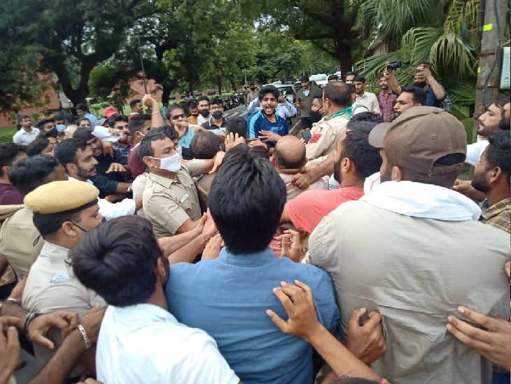 दोनों छात्र संगठनों के लोगों को शांत कराती पुलिस