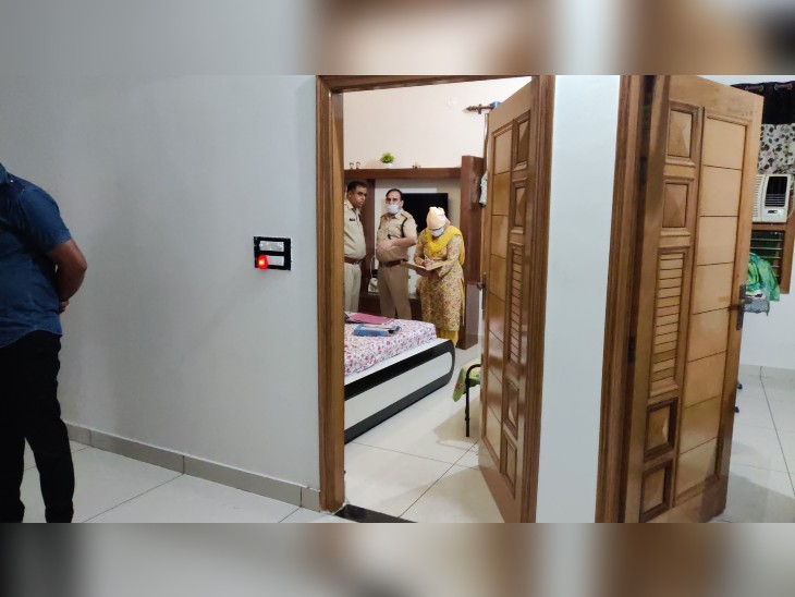 घर के इस कमरे में किया था का मर्डर।