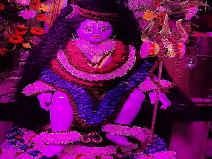 कालभैरव मंदिर में श्रृंगार के बाद भगवान शिव।