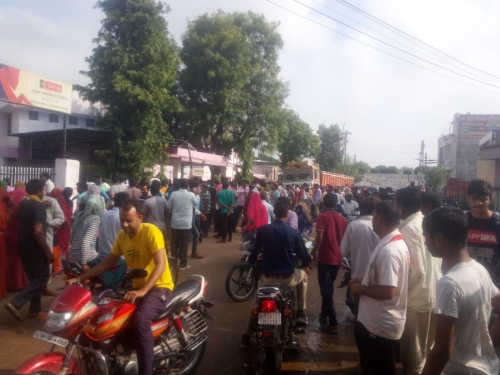अस्पताल के बाहर लगी भीड़ और बिना मास्क खड़े लोग।