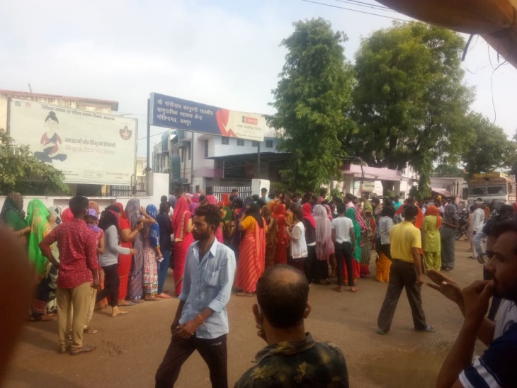 वैक्सीन लगवाने के लिए बड़ी संख्या में पहुंची महिलाएं।
