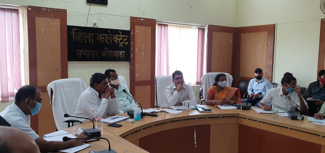 समीक्षा बैठक में प्रभारी मंत्री के अलावा टीएडी राज्यमंत्री एवं जिला प्रुमख।
