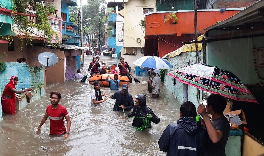 वर्ष 2020 में सिकंदराबाद कॉलोनी में पानी भरने पर नाव से रेस्क्यू किया था।