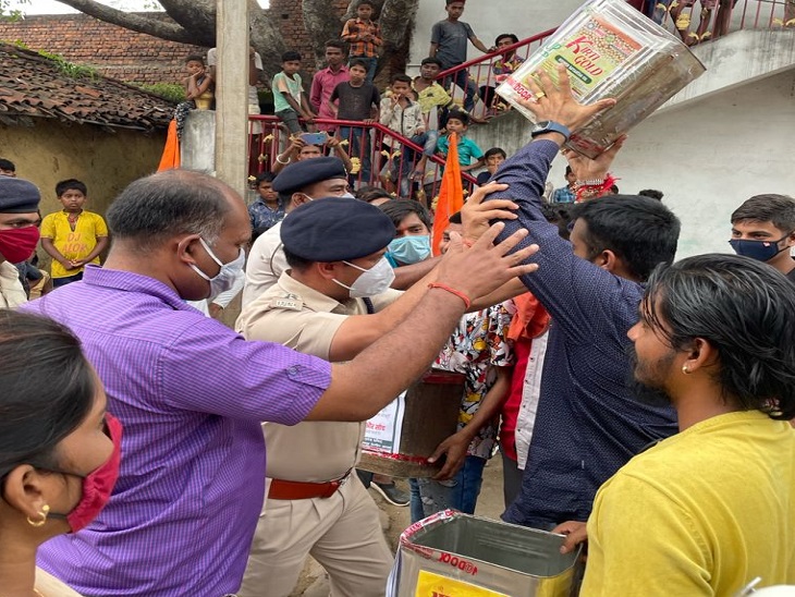पुलिस के साथ जूमाझटकी भी।