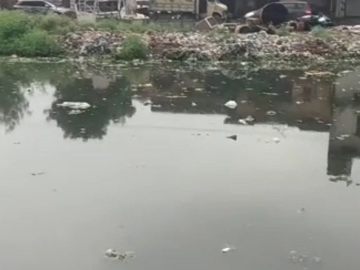 यह है वह जगह, जहां नगर निगम की तरफ से कूड़ा डाला जाता है।