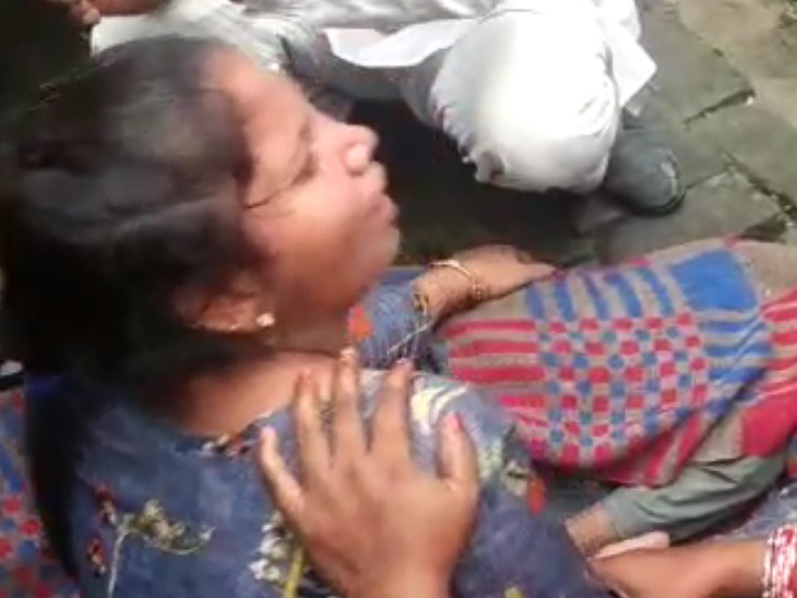 बच्चे की मौत के बाद सुध-बुध खो चुकी मां और उसे सांत्वना देते परिजन।