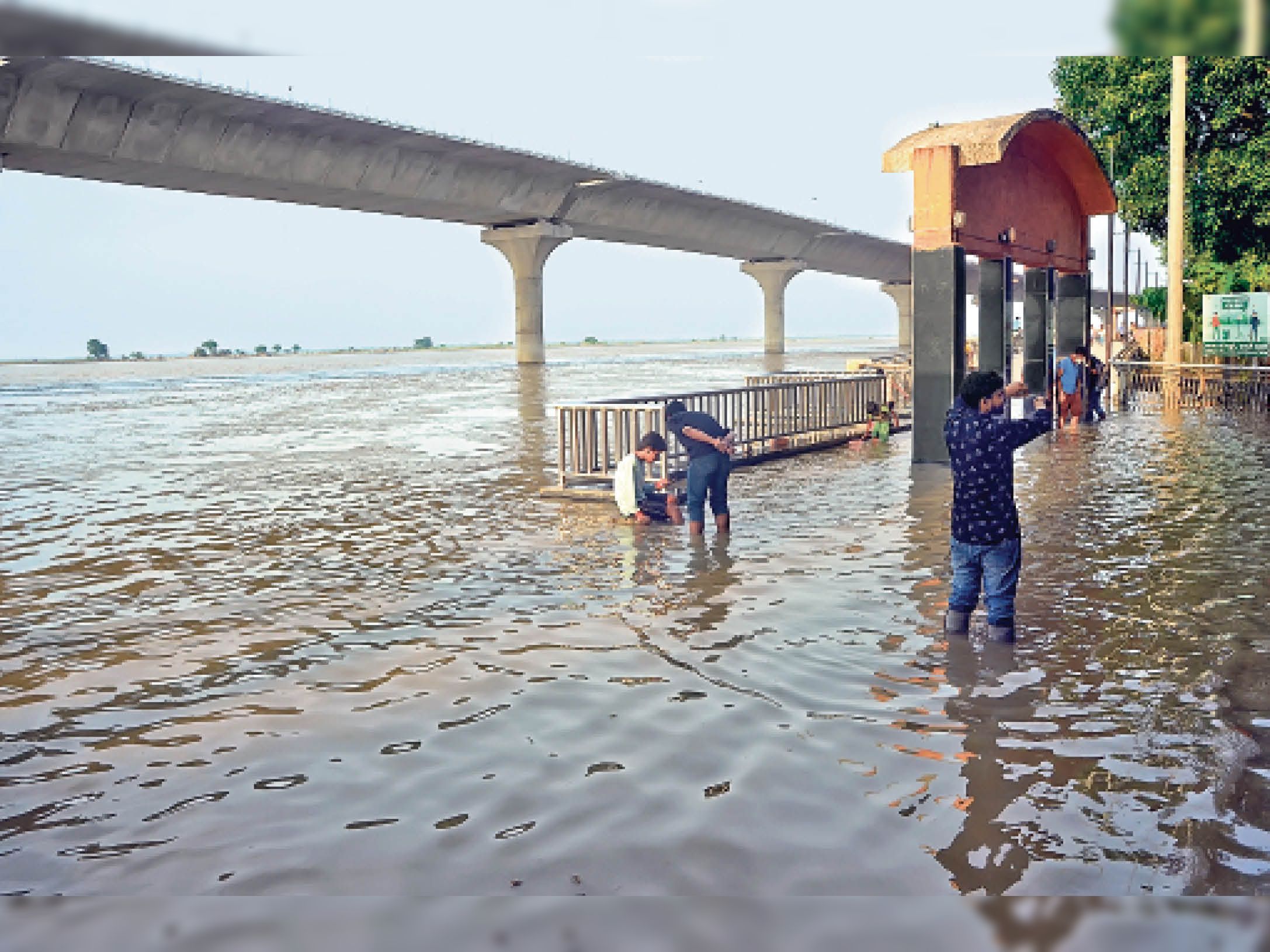 Ganga 12 cm above the red mark at Gandhi Ghat; Son and Punpun below danger  mark | 24 घंटे में 4 सेमी बढ़ा जलस्तर: गांधी घाट पर लाल निशान से 12 सेमी