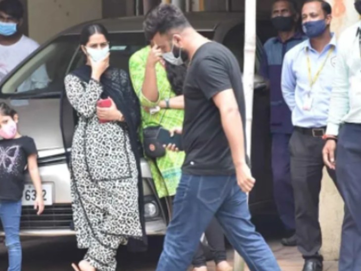 सिद्धार्थ की अंतिम यात्रा में शामिल होने पहुंचे शहनाज के भाई शहबाज।