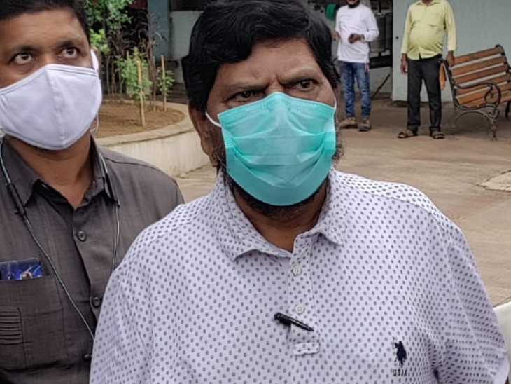 सिद्धार्थ के अंतिम संस्कार के लिए ओशिवारा शमशान घाट पर राज्यसभा सासंद रामदास अठावले भी पहुंचे। अठावले शुक्ला परिवार करीबी भी हैं।