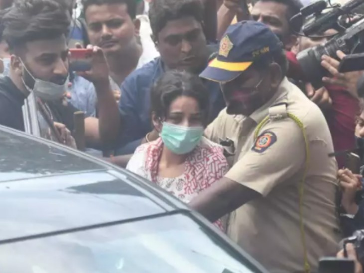 अंतिम संस्कार में शामिल होने ओशिवारा शमशान घाट पर बदहवास हालत में पहुंची शहनाज गिल।