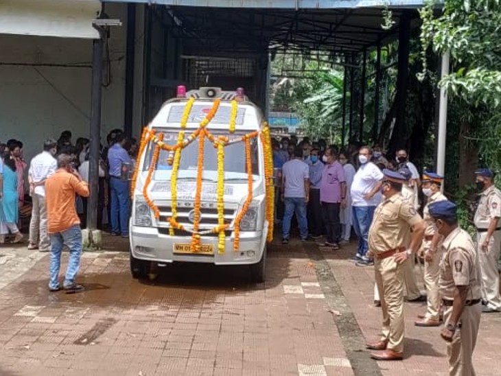 सिद्धार्थ का पार्थिव शरीर कूपर हॉस्पिटल से ओशिवारा शमशान घाट के लिए निकल गया है।
