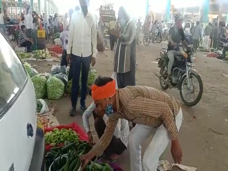 मुहाना मण्डी में सब्जियों की कमजोर ग्राहकी