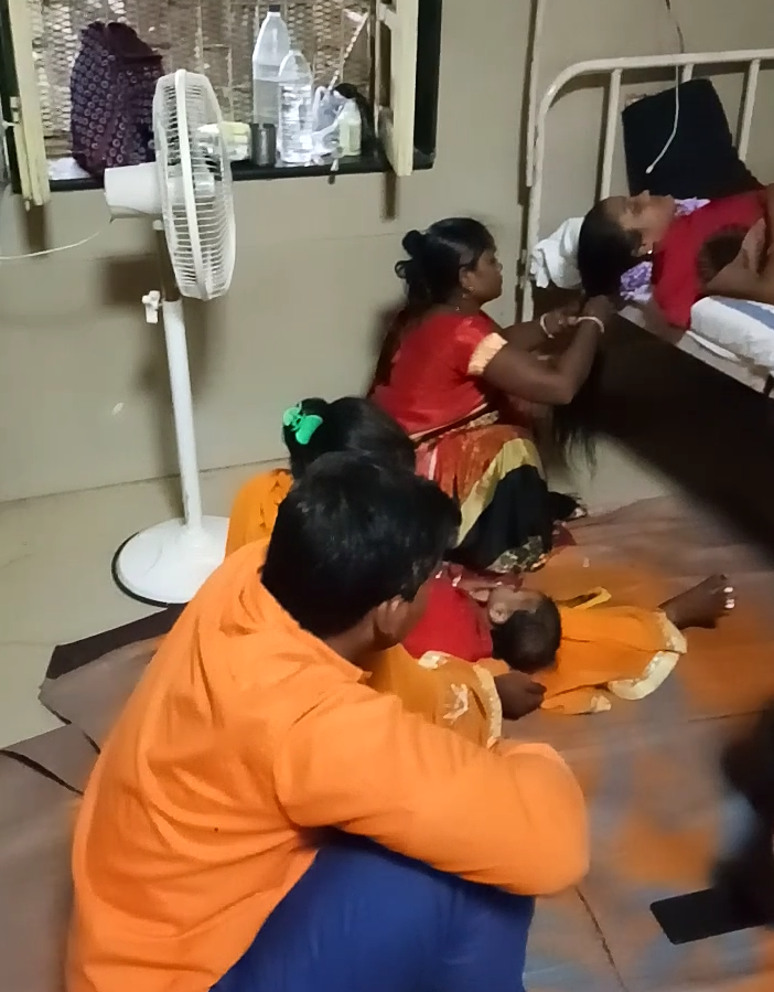 जमीन पर बैठे अटेण्डर