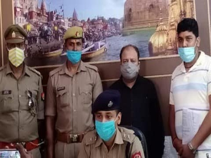 17 अक्टूबर 2020 को नई दिल्ली से गिरफ्तार किया गया अमिताभ श्रीवास्तव। (पीछे की पंक्ति में काले रंग की शर्ट में)