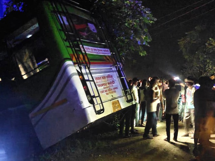 करीब आधे घंटे की मशक्कत के बाद सभी यात्रियों को बाहर निकाल लिया गया।