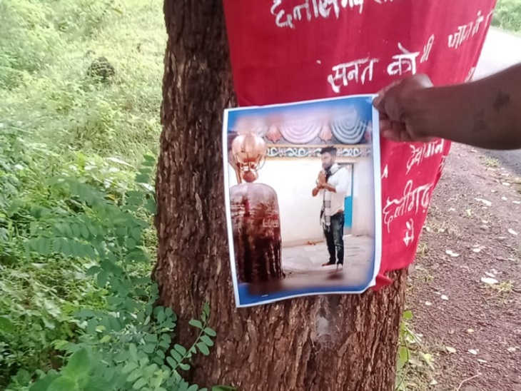 एक फिक्स में एक बार शिवलिंग के पास है।