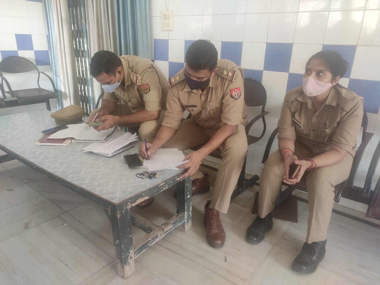 पोस्टमार्टम हाउस पर मौजूद पुलिस