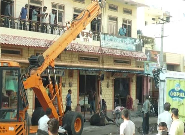 नाडोल में रेस्क्यू कर सांड को नीचे उतारा।