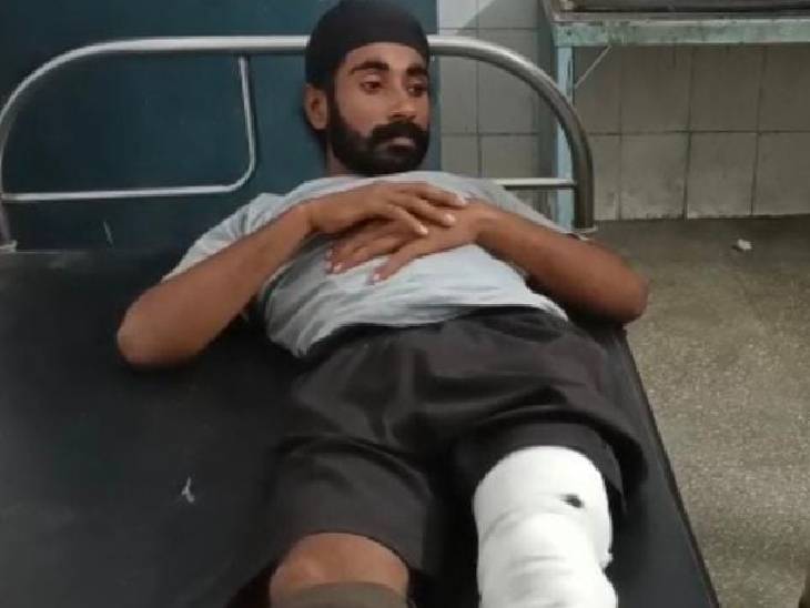 पीलीभीत पुलिस द्वारा की गई जवाबी कार्रवाई में जगबीर और गगन वीर नाम के दो अभियुक्त पैर में गोली लगने से घायल हो गए।