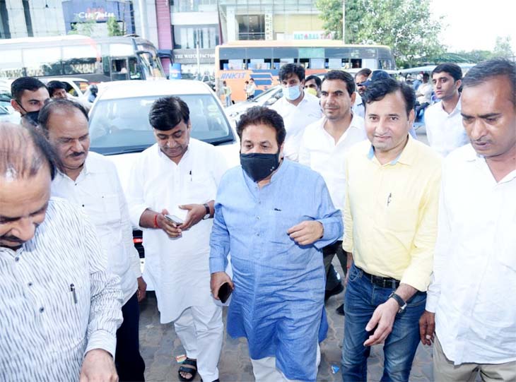 प्रेस क्लब पहुंचने पर राजीव शुक्ला की अगवानी करते क्लब पदाधिकारी।