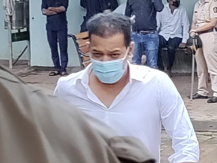 सिद्धार्थ के अंतिम संस्कार में राहुल महाजन भी शामिल हुए। राहुल भी बिग बॉस का हिस्सा बन रहे हैं।