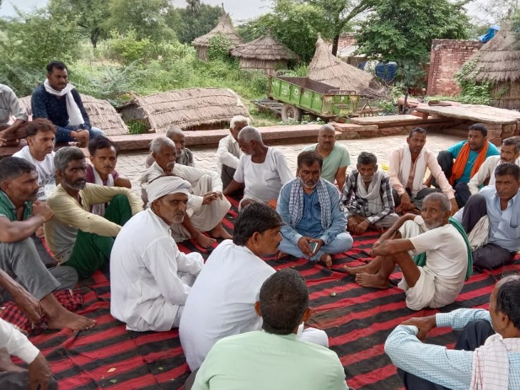 मुकेश ठाकुर के तीये की बैठक में मौजूद ग्रामीण।