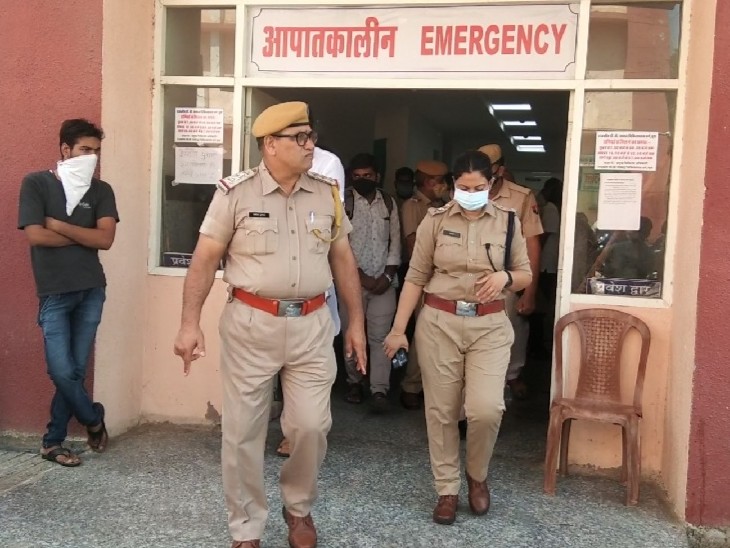 मामले की जानकारी लेकर आती डीएसपी ममता सारस्वत।