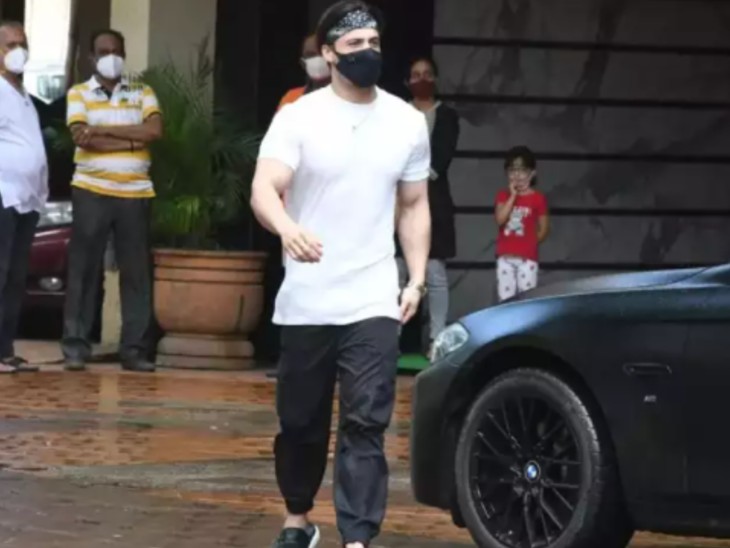 मॉडल असिम रियाज सिद्धार्थ के घर पहुंचे। असिम और सिद्धार्थ बिग बॉस13 में साथ थे।