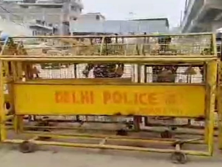 दिल्ली पुलिस द्वारा बैरिकेड लगाकर बंद किया हाईवे।