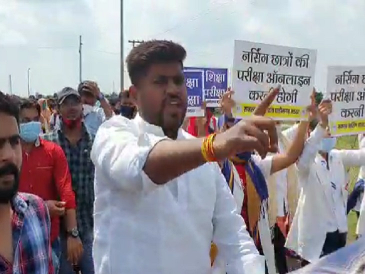 NSUI ने भी ऐसा ही प्रदर्शन किया है।