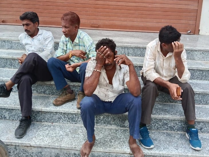 हताश हाल में कोमल के परिजन।