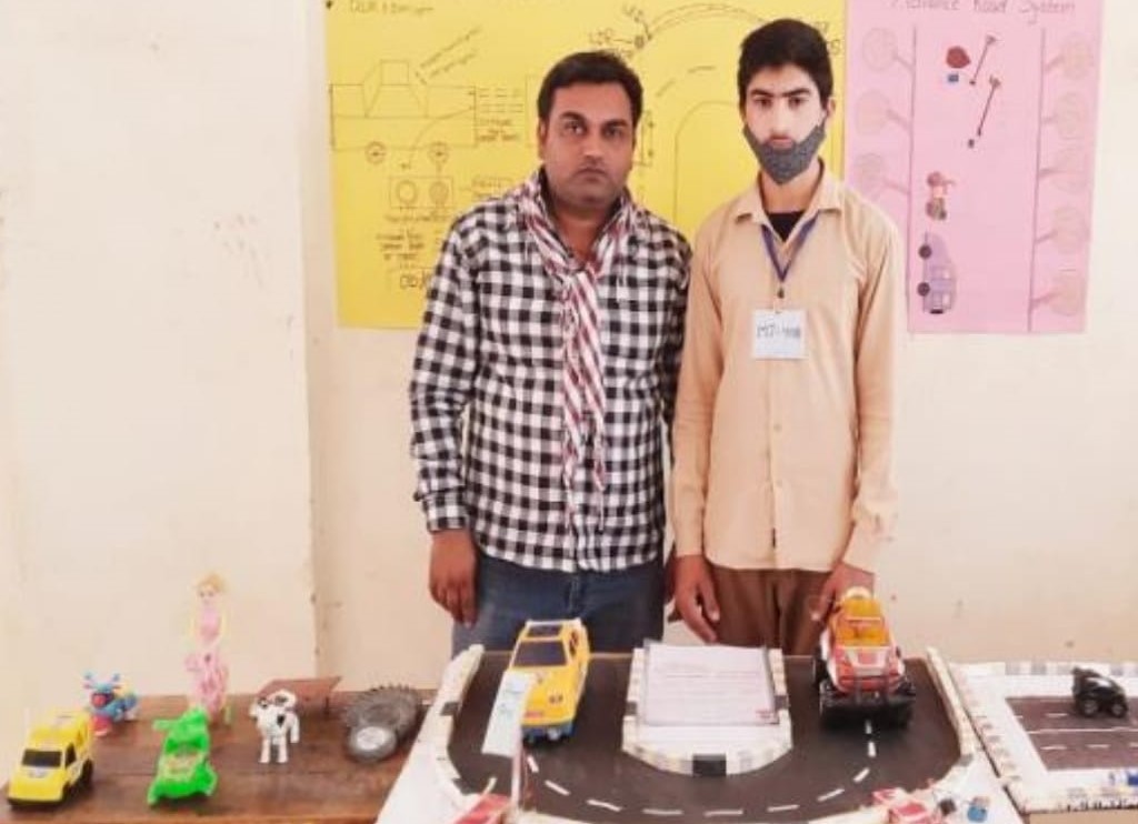 दीपक जोशी अपने स्टूडेंट व प्रोजेक्ट के साथ।