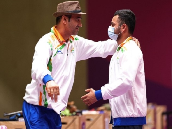 टोक्यो में गोल्ड और सिल्वर जीतने के बाद एक दूसरे से गले मिलने का प्रयास करते मनीष नरवाल व सिंघराज अधाना