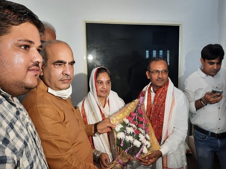 मनीष के पिता से मिलने पहुंचे परिवहन मंत्री मूलचंद शर्मा