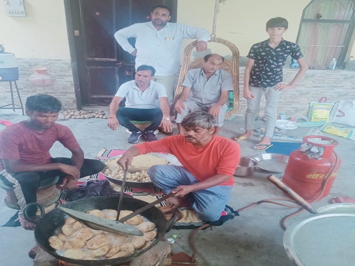 सिंहराज की जीत की खुशी में शहरवासियों को दी गई दावत, घर में भोजन बनाता कारीगर