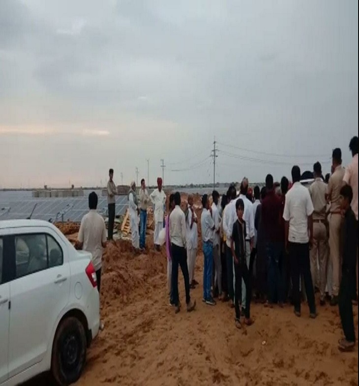 मौके पर गठित टीम और ग्रामीण
