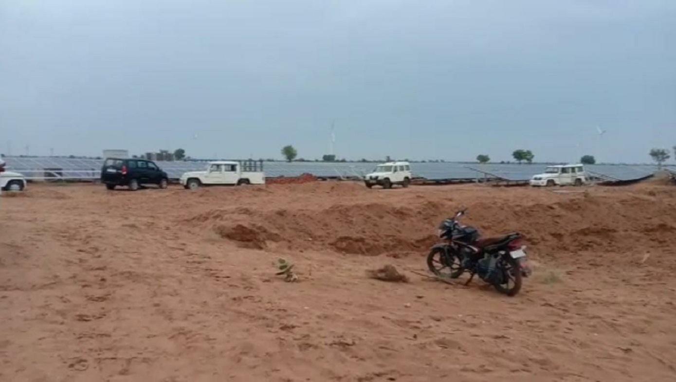 ज़मीन के पास कंपनी का सोलर प्रोजेक्ट