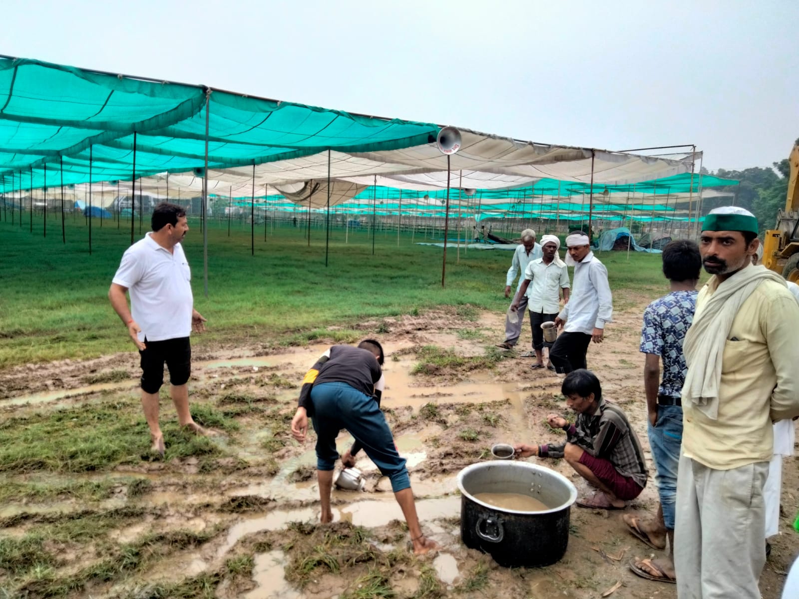 ग्राउंड से पानी निकाते किसान