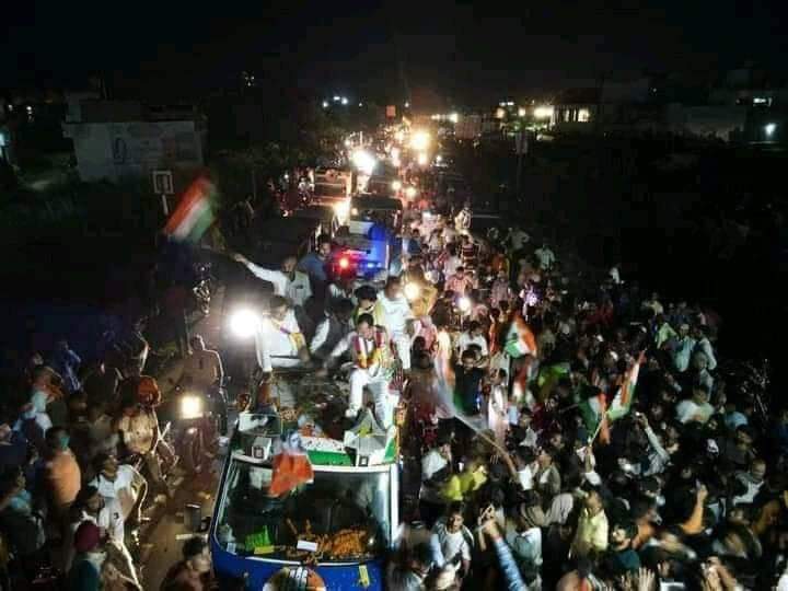 किसानों के समूह इस तरह रात में ही महापंचायत स्थल पर पहुंच रहे हैं।