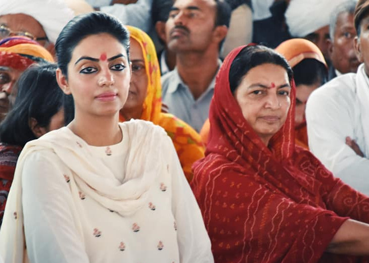 ओसियां विधायक बेटी दिव्या मदेरणा के साथ लीला मदेरणा। लीला जिला परिषद की सदस्य रह चुकीं।