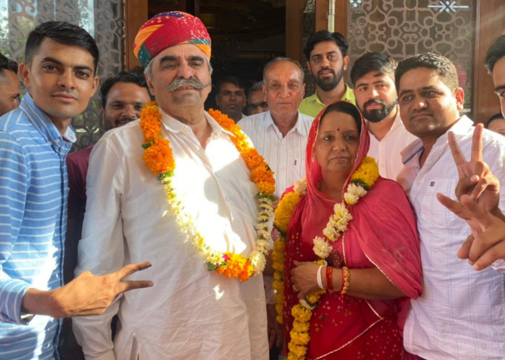 पिता बद्रीराम जाखड़ के साथ मुन्नी गोदारा। मुन्नी छठी बार जिला परिषद का चुनाव जीती हैं।