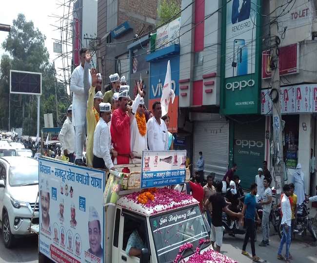रोहतक शहर में यात्रा निकालते आप कार्यकर्ता।