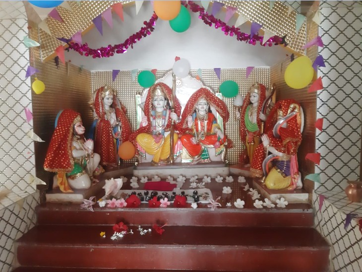 मंदिर में स्थापित भगवान की मूर्तियां।