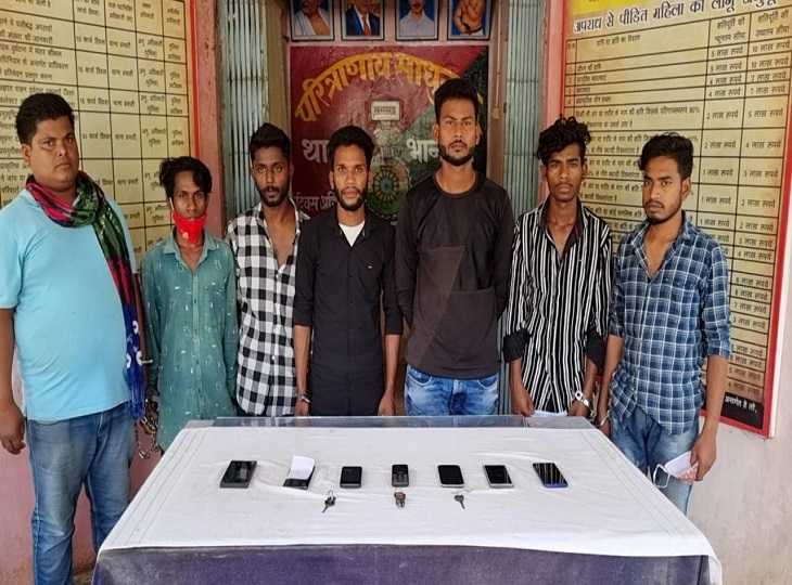 कुशल ने 7 मोबाइल फोन भी पहने थे।