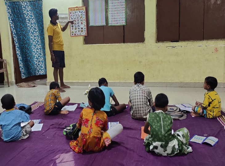 दिनभर ड्यूटी के बाद जब शाम को घर लौटता है तो बच्चों को पढ़ाता है।